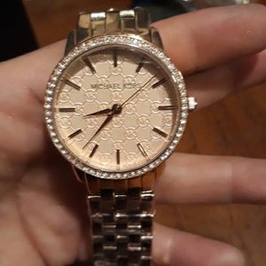 Micheal kors rose gold watch. With working battery